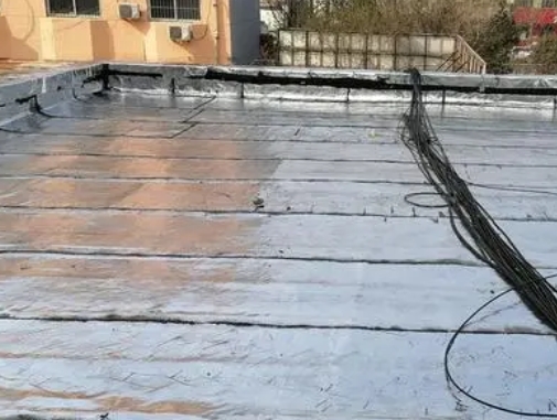 宁德卫生间漏水维修公司分享下宁德屋面楼顶防水刚性防水层施工要点。